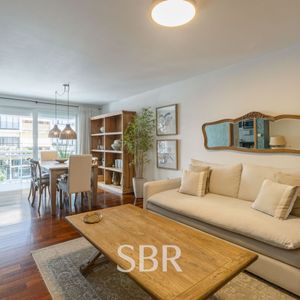 Venta Apartamento 2 Dormitorios Amoblado Con Patio, Barbacoa, Parrillero Y Garage En Pocitos