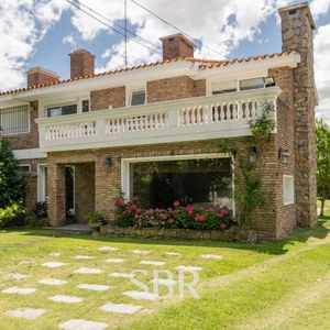 Casa En Alquiler 4 Dormitorios