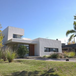Venta Casa 4 Dormitorios Y Servicio En Lomas De La Tahona