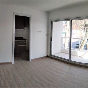 -apartamento 1 Dormitorio En Aguada, Balcón Y Terraza Lavadero.