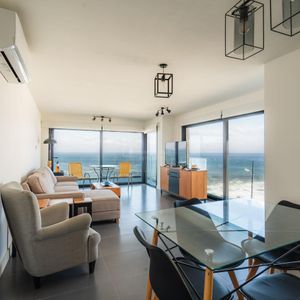 Apartamento De 3 Dormitorios En Venta Frente Al Mar En Punta Del Este