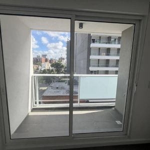 Se Alquila Apartamento De Un Dormitorio Con Balcón Y Garage En Tres Cruces
