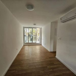 Se Alquilaapartamento De Dos Dormitorios Con Balcón Y Garage En Barrio Centro