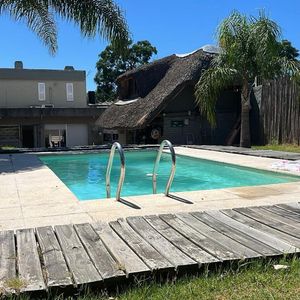 Casa En Venta Buceo, Parrillero, Piscina.