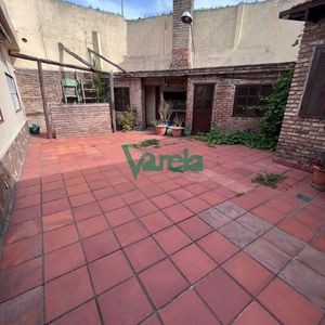 Venta De Casa Con Renta En La Blanqueada, 3 Dorm, 2 Baños, Patio Gde