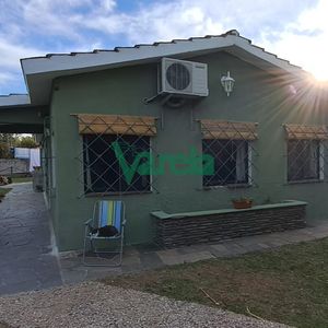 Venta De Casa, Las Toscas, 3 Dormitorios, Living Comedor Con Estufa Leña, Sobre Aveninda Principal.