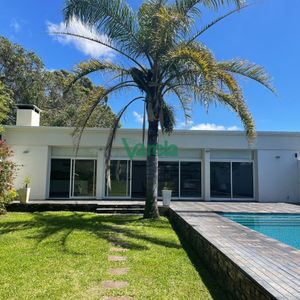 Casa De 4 Dormitorios Con Piscina Sobre La Rambla De Atlantida
