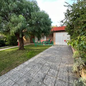 Venta De Casa Salinas, 4 Dormitorios Y 2 Baños