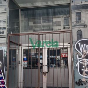Local Comercial Sobre 18 De Julio En Pleno Centro De Montevideo