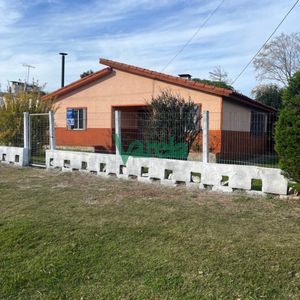 Venta De Casa En Salinas, Chalé De Tejas, 3 Dormitorios