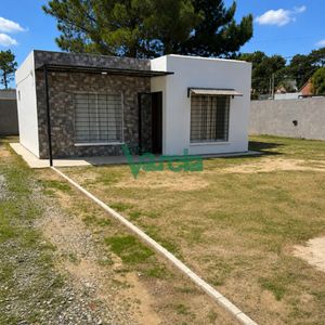 Casa Con Un Dormitorio, Parque Y Cochera