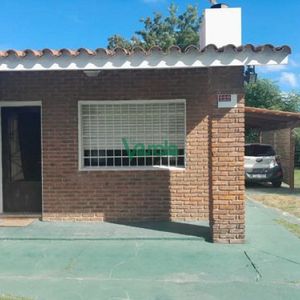 Chalet En Venta Parque De Carrasco 2 Dormitorios 2 Baños Y Parque Con Parrillero