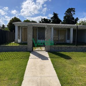Casa En Venta En Solymar Reciclada A Nuevo 2 Dormitorios Cochera Techada Parrillero Y Un Gran Parque