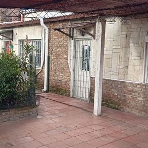Venta De Casa Con Cochera Jardín Y Parrillero