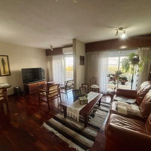 Venta De Apartamento 3 Dormitorios  Frente Al Mar Con Patio Parrillero Y Garaje