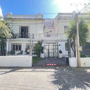 Venta De Casa  Con Jardin   Parque Batlle