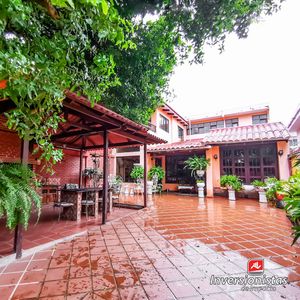 Amplia Casa En Venta Zona Comercial Entre 1er Y 2do Anillo