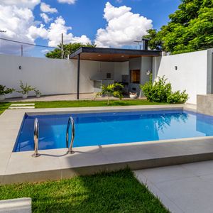 En Venta! Lujosa Casa De 4 Dormitorios En Esquina