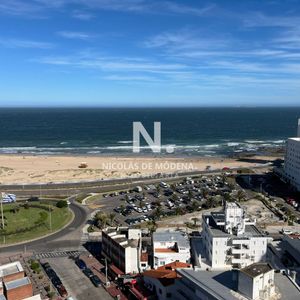 Apartamento En Alquiler De 3 Dormitorios En Primera Linea De Playa Mansa , Punta Del Este