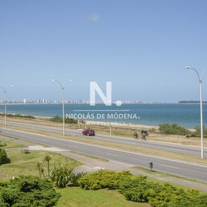 Espectacular Departamento En Playa Mansa De 3 Dormitorios Frente Al Mar!