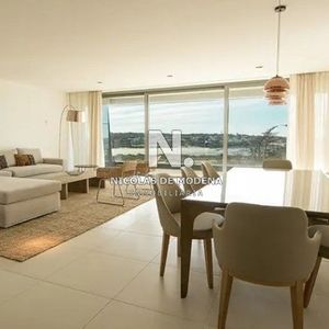 Venta Departamento 3 Dormitorios Y Dependencia En Playa Brava, Punta Del Este