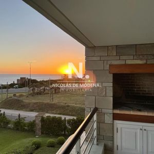 Comodo E Iluminado Departamento En Venta De 2 Dormitorios Con Preciosa Vista Al Mar. Veramansa En Mansa, Punta Del Este