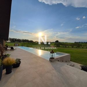 Espectacular Chacra Con Chalet En Venta De Un Estilo Minimalista, 2 Dormitorios.