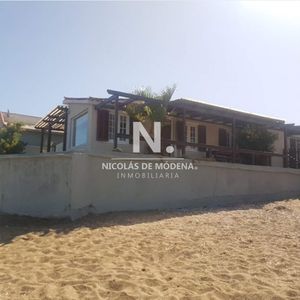 Venta  De  Casa De 4  Dormitorios Y  3  Baños En  La  Paloma, Sobre  La  Playa  A Solo 5 Metros Del Mar.