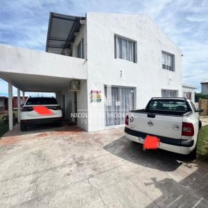 En Venta Casa De 2 Plantas A Metros Del Mar, De 3 Dormitorios En Manantiales