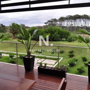 Departamento De 3 Suites + Dependencia En Venta, Frente Al Mar. Punta Del Este