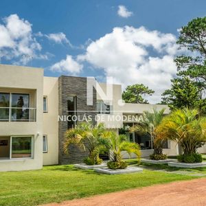 Vende Casa De 2 Plantas En Barrio Privado Boulevard Park- Punta Del Este
