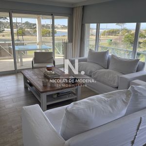 Apartamento De 3 Dormitorios Con Vista Al Mar , En Brava Punta Del Este