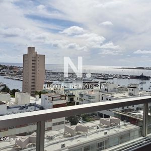 Con Una Ubicacion Ideal Y Un Toque De Espacio Al Aire Libre, Departamento En Edificio Peninsula.