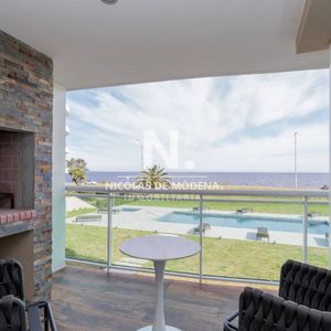 Apartamento En Alquiler De 2 Dormitorio Frente Al Mar En Edificio Cruceros, Punta Del Este , Playa Mansa