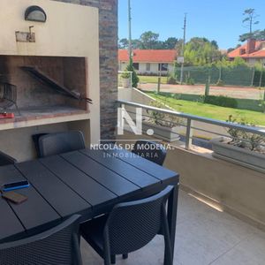 Vende Apartamento Con Parrillero, De 3 Dormitorios En Playa Mansa Punta Del Este