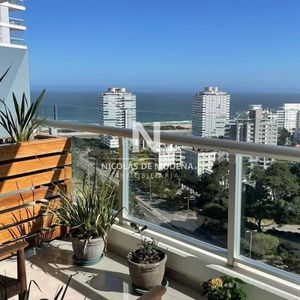 Vende Departamento En Punta Del Este De 3 Dormitorios En Suite.