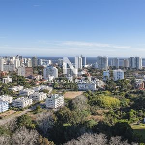 Vende Departamento De 3 Suites En Punta Del Este.