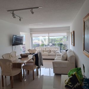 En Venta Apartamento En Punta Del Este De 2 Dormitorios En Edificio Long Beach