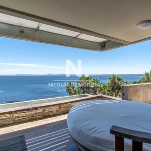 Vende Apartamento Con Vista Al Mar, De 3 Dormitorios En Punta Ballena.