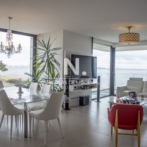 Vende Apartamento Equipado De 3 Dormitorios Frente Al Mar , Punta Del Este