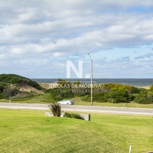 Vende Espectacular Apartamento En Brava De 3 Dormitorios.