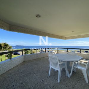 Vende Apartamento Con Excelente Vista Al Mar De 3 Dormitorios, En Pinares Punta Del Este