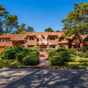 Vende Espectacular Casa En Beverly Hills - Punta Del Este De 2 Plantas Con Piscina, Parrillero