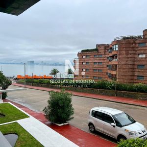 En Venta Impecable Apartamento De 2 Dormitorios, Con Vista Parcial Al Mar En Peninsula Punta Del Este.