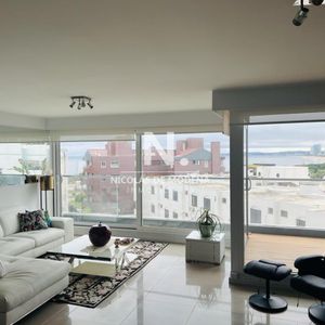 Vende Impecable Apartamento De 3 Dormitorios, Con Terraza En Mansa, Punta Del Este.