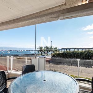 Vende Apartamendo En Peninsula, Punta Del Este De 3 Dormitorios, Con Vista Al Mar.