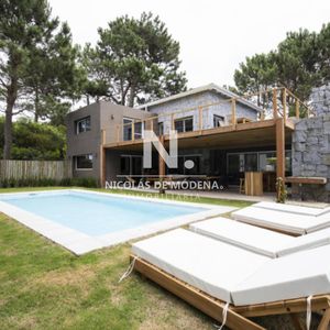 Casa En Venta En Pinar Del Faro, José Ignacio, De 4 Dormitorios Con Piscina Y Parrillero.