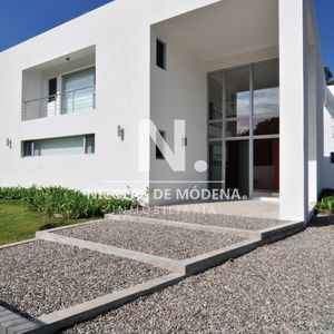 Venta De Casa Minimalista En Parque Del Golf, Punta Del Este.