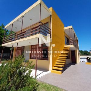 Casa De Dos Plantas A Metros De Playa Mansa En Venta
