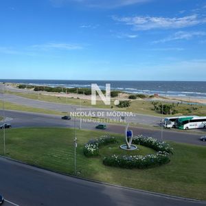 Alquila Apartamento Con Vista Al Mar De 3 Dormitorios En Brava, Punta Del Este.